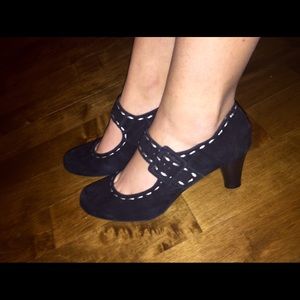 Black Naturalizer kitten heel suede shoes