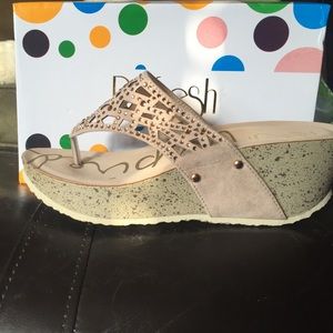 Refresh size 7 1/2 wedge sandal