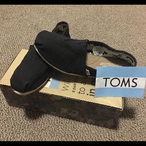 NWOT black classic TOMS