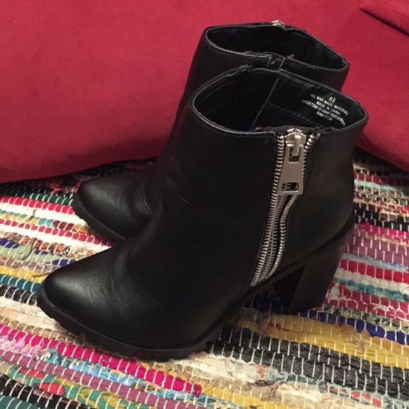 Brand new. Never worn mossimo boots.