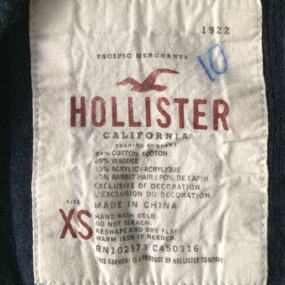 ❌SOLD ON Ⓜ️❌ Hollister Cropped Sweater - Picture 2 of 2
