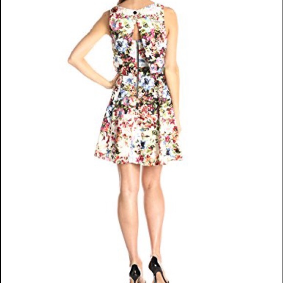 Split back floral popover dress - Picture 2 of 4
