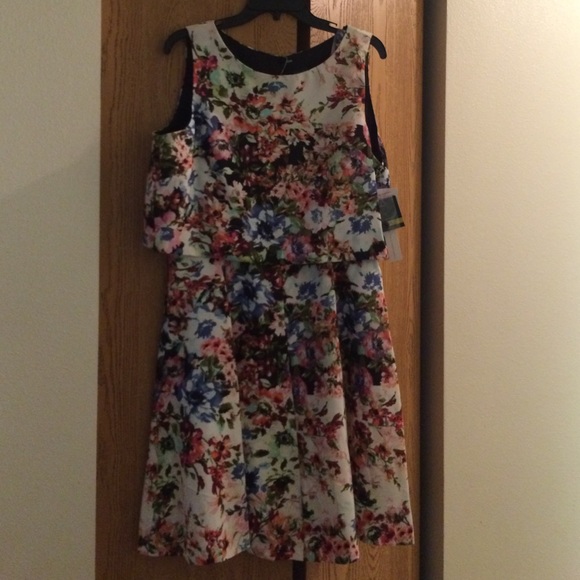 Split back floral popover dress - Picture 4 of 4