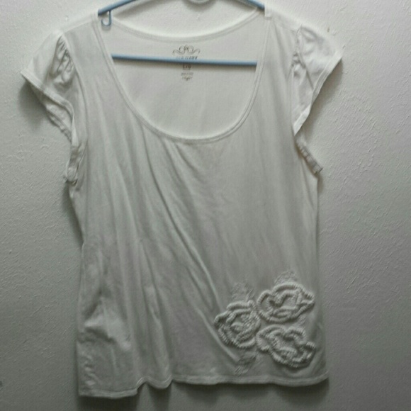 Cute white tee with flower accent