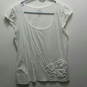 Cute white tee with flower accent