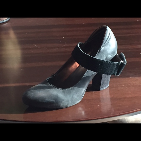 Black size 8 heels