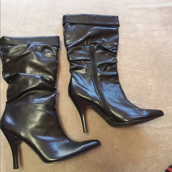 BLACK BOOTS