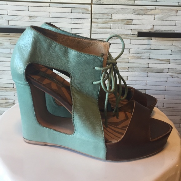 Matiko Shoes - Matiko cut out wedge sandal- size 6.5