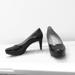 Black platform pumps NWT
