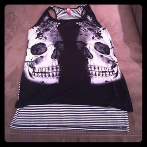 Black and white skull tank🎀💕❤️💀