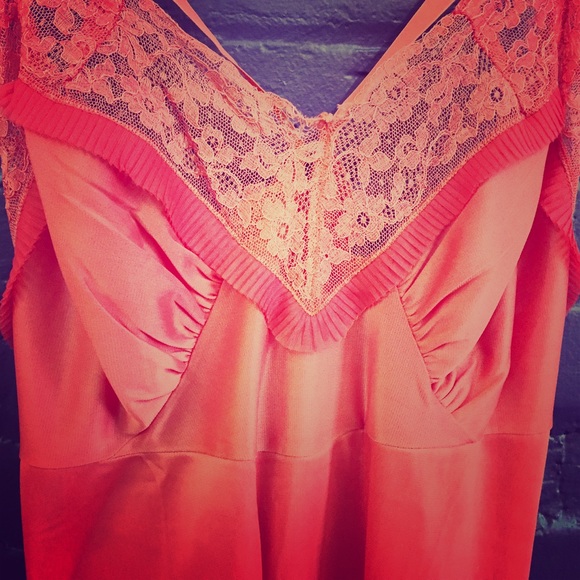 Sweet vintage coral slip. - Picture 1 of 2