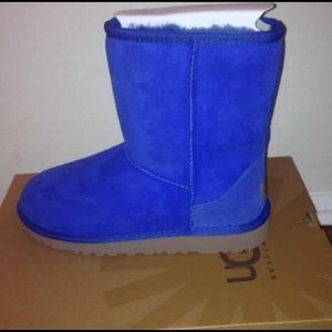 Short classic blue Uggs