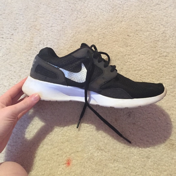 Nike Kaishis Roshe Runs Black White Cute😍
