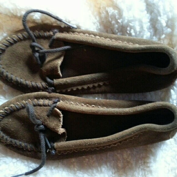 Minnetonka shoes size 6