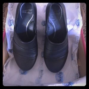 Dansko walking/standing clogs black