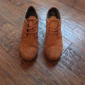 TOM tan wedge shoes