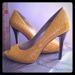 NINE WEST sz 9.5 golden yellow heels gently worn.