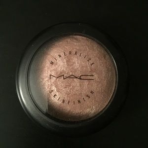 MAC Mineralized Skinfinish in Soft and Gentle.