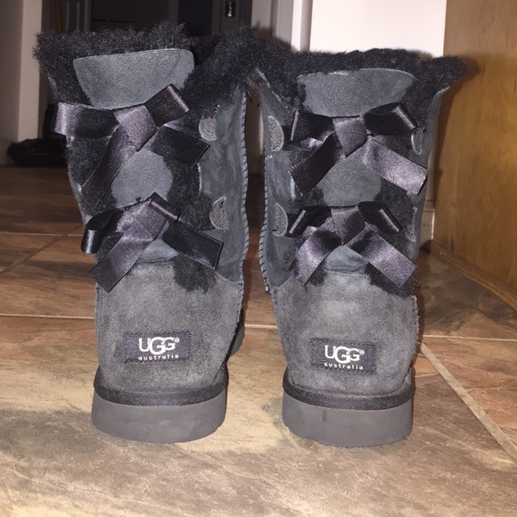 Black Bailey bow uggs