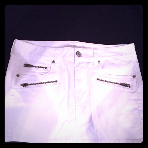AE white mini skirt with zipper detail.
