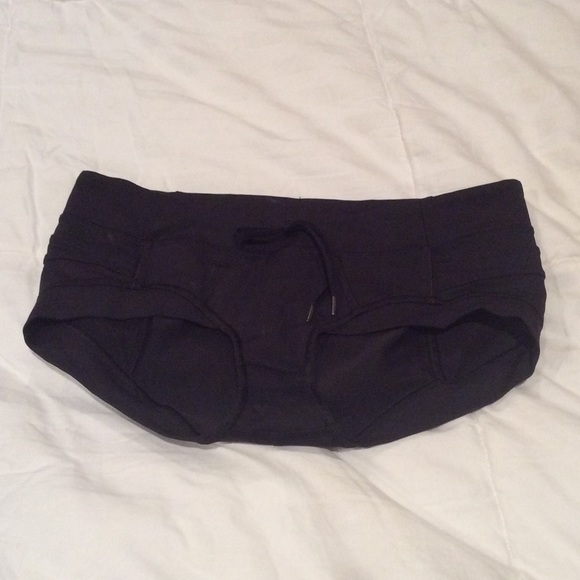 Size 4 Lululemon Hot yoga shorts