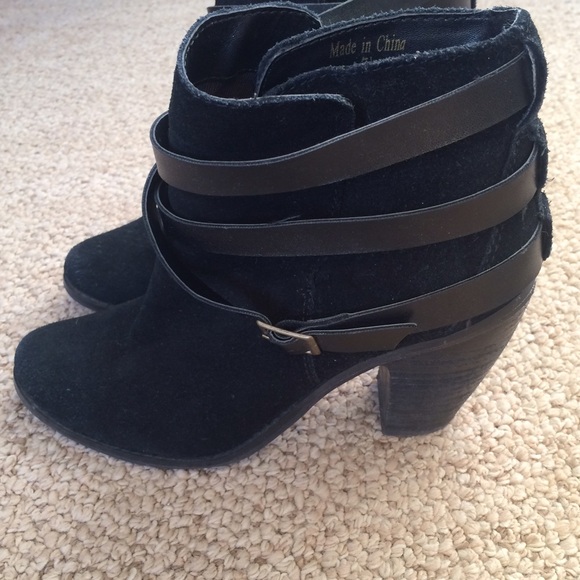 SOLD!! Like New! Dolce Vita black suede bootie 7.5 - Picture 3 of 3