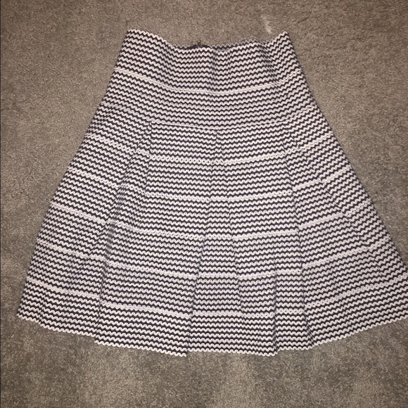 Black and white skirt - Picture 1 of 3