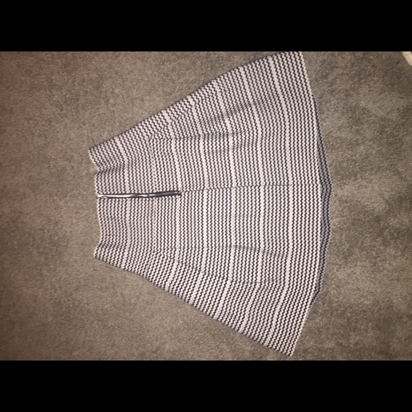 Black and white skirt - Picture 2 of 3