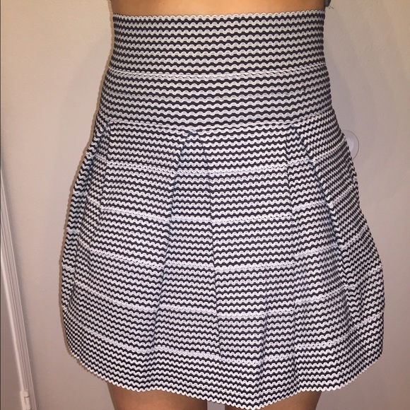 Black and white skirt - Picture 3 of 3