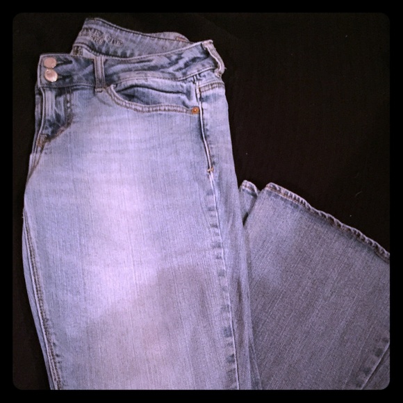 American Eagle Artist jeans in Light wash.