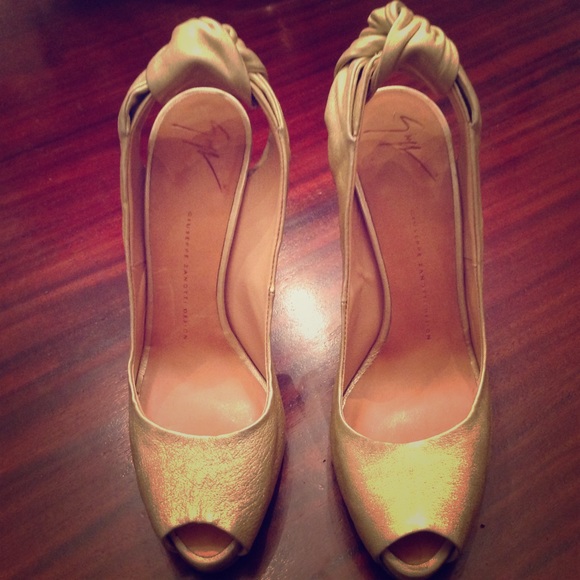 Giuseppe Zanotti metallic gold pumps