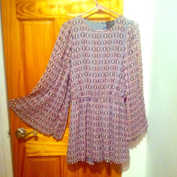 Geometric Motif Pleated Flare Sleeve Romper - Picture 1 of 4