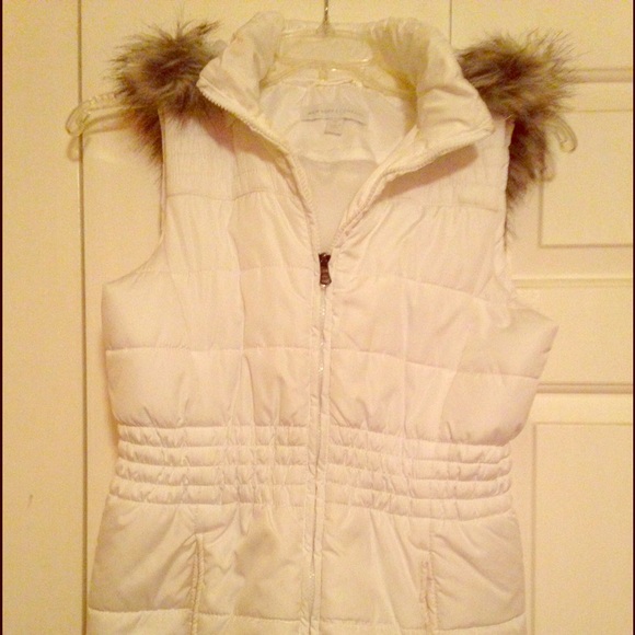 New York and Company White puffy vest with hood