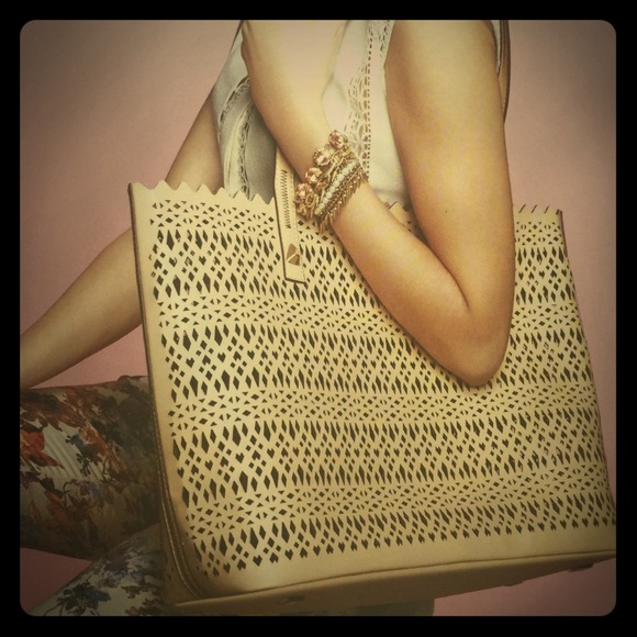 Stella & Dot Handbags - Stella and Dot New Avalon Tote 🌺🌸🌷