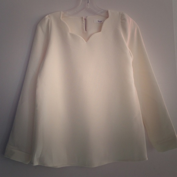 Scallop neck long sleeve blouse💕 NWOT!