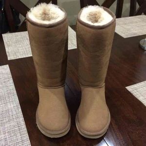 Classic tall chestnut Uggs size 6 but feel like 5