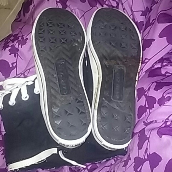 Airwalk - Picture 3 of 3