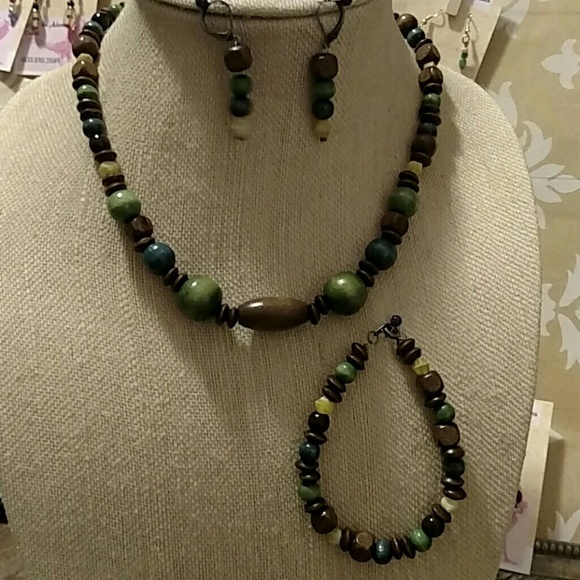 Three piece necklace set