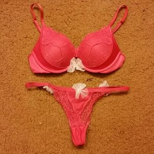 Festive Red VS Bombshell Bra and Thong NWOT 32A S