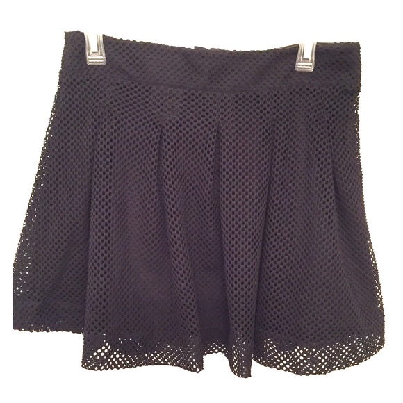 Short bouncy skirt with mesh overlay