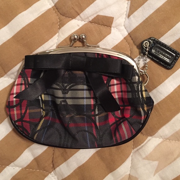 Coach Handbags - 🚨 PRICE DROP - COACH PLAID KISSLOCK COIN PURSE