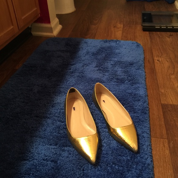 J Crew crackled pointy toed gold flats size 9.