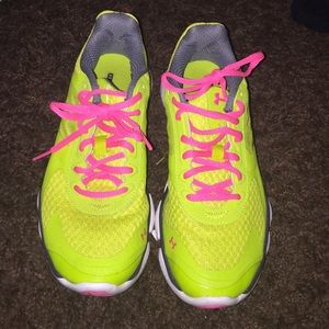 Under armor tennis shoes