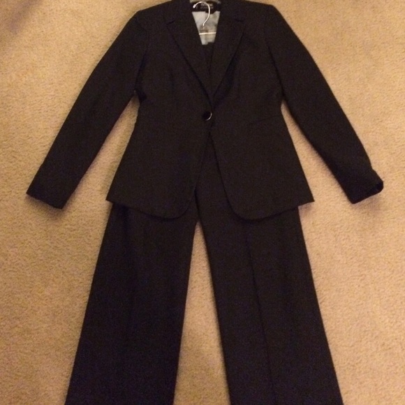 Larry Levine Black Pinstripe Pantsuit, Size 4 - Picture 4 of 4