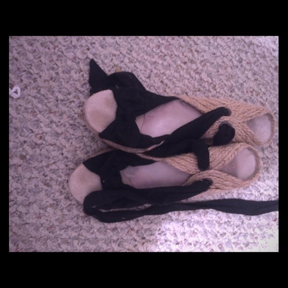 Tie up sandals with bow