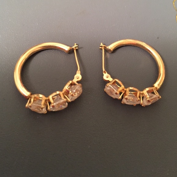 Small hoop earring with heart shaped stones