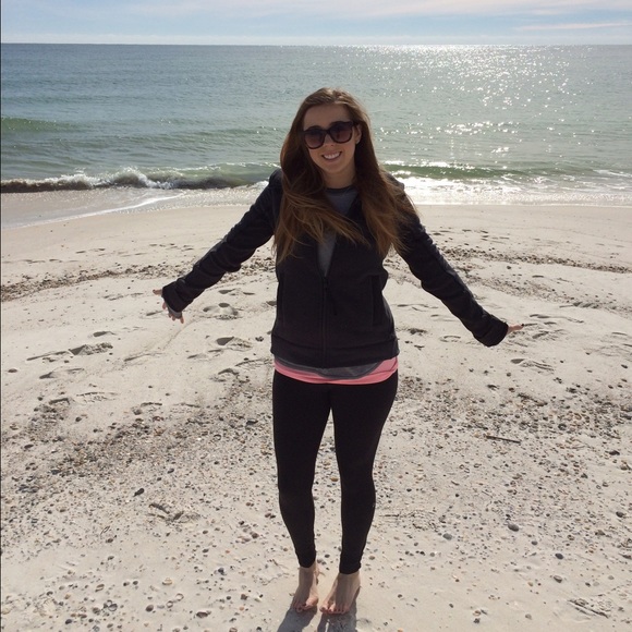 meet your posher Caroline - Picture 2 of 4