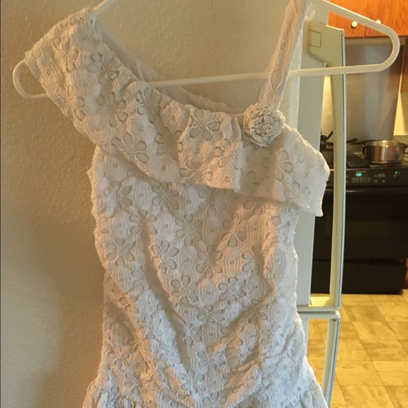 Dresses & Skirts - Girls white lace dress.