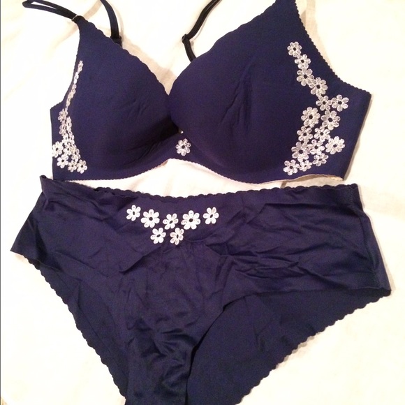 Victoria's Secret Secret Embrace Push-Up Bra Set