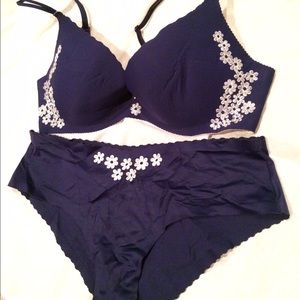 Victoria's Secret Secret Embrace Push-Up Bra Set